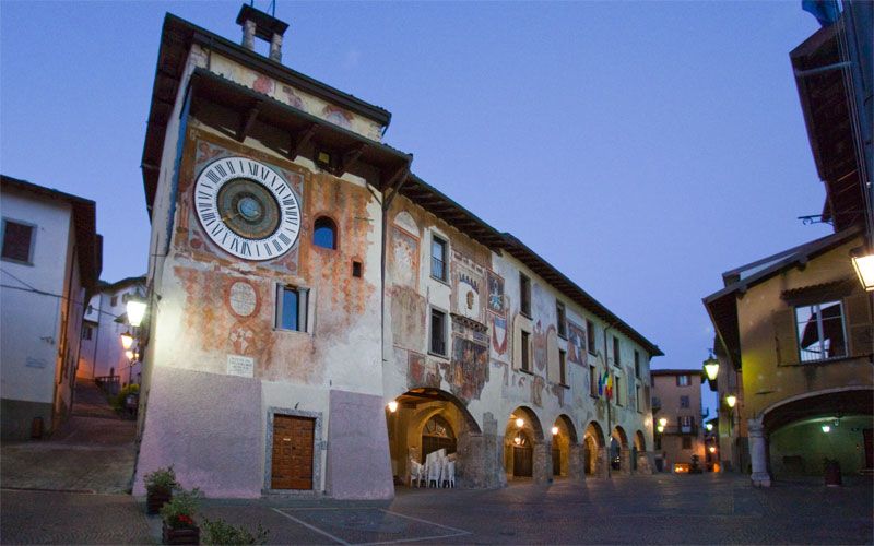 clusone piazza orologio