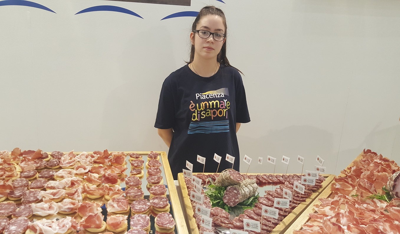 ragazza romagna salumi