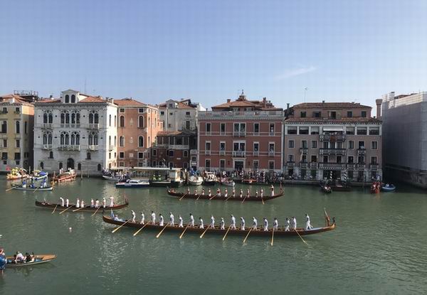 Una delle imbarcazioni che si sfidano durante le gare in occasione della Regata Storica di Venezia a settembre