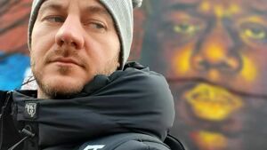 Alessandro Cattelan a teatro racconta il futuro dell'intelligenza artificiale, tra sogni e incubi