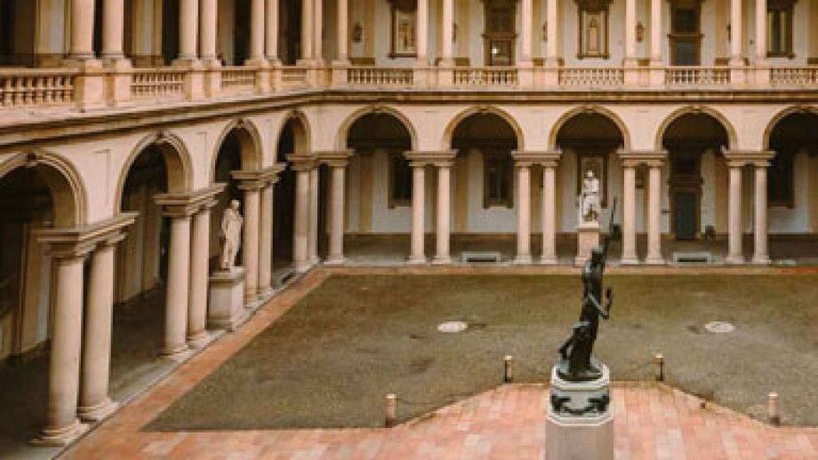 Dalla luce di Raffaello all’ombra di Caravaggio: visita guidata a Brera